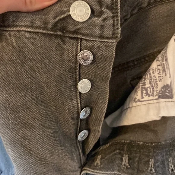 Levi’s black jean shorts- size 31 - Picture 4 of 6